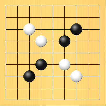 黒石4子と白石4子がバツ印に交わるような形で真ん中が空いている図。盤面図、黒3の7、黒4の6、黒6の4、黒7の3。白3の3、白4の4、白6の6、白7の7