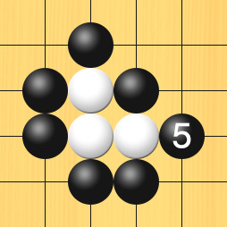 黒がもう一方の出口をふさいだ図。盤面図、白8の2、白5の5、白5の4、白6の5。黒4の4、黒4の5、黒5の6、黒6の6、黒6の4、黒5の3。進行手順、5手目・黒7の5に打って、白5の4、白5の5、白6の5の石を取る