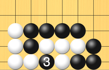 黒が白石を囲んで取る図。盤面図、白3の7、白3の8、白3の9、白4の9、白5の8、白6の8、白7の8、白6の9。黒4の8、黒4の7、黒5の7、黒6の7、黒7の7、黒8の8、黒8の9、黒7の9。進行手順、3手目・黒5の9に打って、白5の8、白6の8、白7の8、白6の9の石を取る