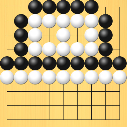 黒の陣地の中に、めが2つあって生きている白石がある図。盤面図、黒1の5、黒2の5、黒3の5、黒4の5、黒5の5、黒6の5、黒7の5、黒8の5、黒9の5、黒2の4、黒2の3、黒2の2、黒3の1、黒4の1、黒5の1、黒6の1、黒7の1、黒8の2、黒8の3、黒8の4。白1の6、白2の6、白3の6、白4の6、白5の6、白6の6、白7の6、白8の6、白9の6、白3の2、白4の2、白5の2、白6の2、白7の2、白7の3、白7の4、白6の4、白5の4、白4の4、白3の4、白3の3、白5の3