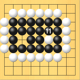 めの中に打った白石を黒が囲って取る図。進行手順、11手目・黒6の4に打って、白6の5の石を取る