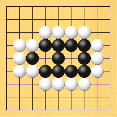 白に囲まれている黒石に欠けめがある図。盤面図、黒3の5、黒4の4、黒5の4、黒6の4、黒7の4、黒7の5、黒7の6、黒6の6、黒5の6、黒4の6、黒5の5。白4の3、白5の3、白6の3、白7の3、白8の4、白8の5、白8の6、白7の7、白6の7、白5の7、白4の7、白3の6、白2の6、白2の5、白2の4、白3の4