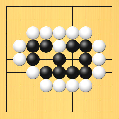 白に囲まれている黒石に欠けめがある図。盤面図、黒4の4、黒3の4、黒3の5、黒4の6、黒5の6、黒6の6、黒7の6、黒7の5、黒7の4、黒6の4、黒5の5。白3の3、白4の3、白5の3、白5の4、白6の3、白7の3、白8の4、白8の5、白8の6、白7の7、白6の7、白5の7、白4の7、白3の6、白2の5、白2の4