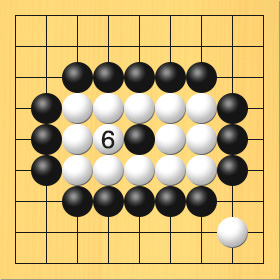 白が真ん中の黒石を囲って取る図。進行手順、6手目・白4の5に打って、黒5の5の石を取る
