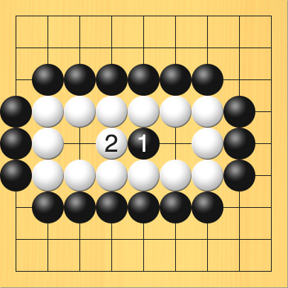 さっきの図に戻って、黒がもし右側から打ったとしても白に生きられてしまう図。盤面図、白2の4、白3の4、白4の4、白5の4、白6の4、白7の4、白7の5、白7の6、白6の6、白5の6、白4の6、白3の6、白2の6、白2の5。黒2の3、黒3の3、黒4の3、黒5の3、黒6の3、黒7の3、黒8の4、黒8の5、黒8の6、黒7の7、黒6の7、黒5の7、黒4の7、黒3の7、黒2の7、黒1の6、黒1の5、黒1の4。進行手順、1手目・黒5の5、2手目・白4の5