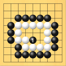 黒が白の5もくの陣地の中に打った図。盤面図は最初と同じ。進行手順、1手目・黒5の6