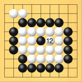 白が真ん中の黒石を囲って取る図。進行手順、12手目・白6の5に打って、黒5の5の石を取る
