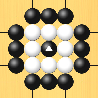 黒が真ん中に打って、白石を囲って取った図。盤面図、白4の4、白5の4、白6の4、白6の5、白6の6、白5の6、白4の6、白4の5。黒4の3、黒5の3、黒6の3、黒7の4、黒7の5、黒7の6、黒6の7、黒5の7、黒4の7、黒3の6、黒3の5、黒3の4。進行手順、黒5の5に打って、白石を盤じょうからすべて取り上げる