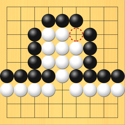 ダメの場所に赤丸印を付けた図。盤面図、黒1の6、黒2の6、黒3の6、黒4の6、黒3の5、黒3の4、黒3の3、黒4の2、黒5の2、黒6の2、黒7の3、黒7の4、黒7の5、黒7の6、黒6の6、黒8の6、黒9の6。白4の3、白5の3、白4の4、白5の4、白6の4、白4の5、白5の5、白6の5、白5の6、白1の7、白2の7、白3の7、白4の7、白6の7、白7の7、白8の7、白9の7。ダメの場所、6の3