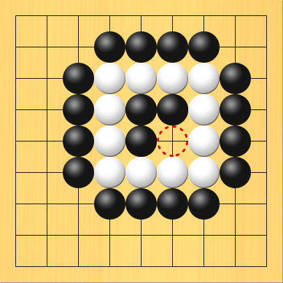 黒石で囲まれた白石の中の空いた部分に赤い印をつけた図。盤面図、黒5の4、黒5の5、黒6の4。白4の3、白5の3、白6の3、白7の3、白7の4、白7の5、白7の6、白6の6、白5の6、白4の6、白4の5、白4の4。黒4の2、黒5の2、黒6の2、黒7の2、黒8の3、黒8の4、黒8の5、黒8の6、黒7の7、黒6の7、黒5の7、黒4の7、黒3の6、黒3の5、黒3の4、黒3の3。赤丸印の場所、6の5