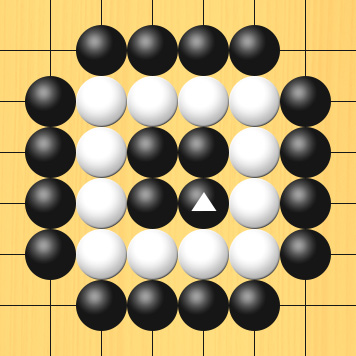 黒が△印の場所に打って、白石を取った図。盤面図、黒5の4、黒5の5、黒6の4。白4の3、白5の3、白6の3、白7の3、白7の4、白7の5、白7の6、白6の6、白5の6、白4の6、白4の5、白4の4。黒4の2、黒5の2、黒6の2、黒7の2、黒8の3、黒8の4、黒8の5、黒8の6、黒7の7、黒6の7、黒5の7、黒4の7、黒3の6、黒3の5、黒3の4、黒3の3。△印の場所、6の5。進行手順、黒6の5に打って、白石を盤上からすべて取り上げる