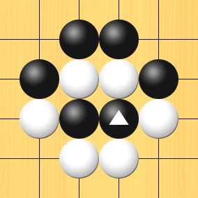 黒が△印の場所に打って、白石を取った図。盤面図、黒5の5、黒4の4、黒5の3、黒6の3、黒7の4。白4の5、白5の4、白5の6、白6の4、白6の6、白7の5。△印の場所、6の5。進行手順、黒6の5に打って、白5の4、白6の4の石を取る